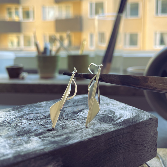 Slingerbult Örhänge